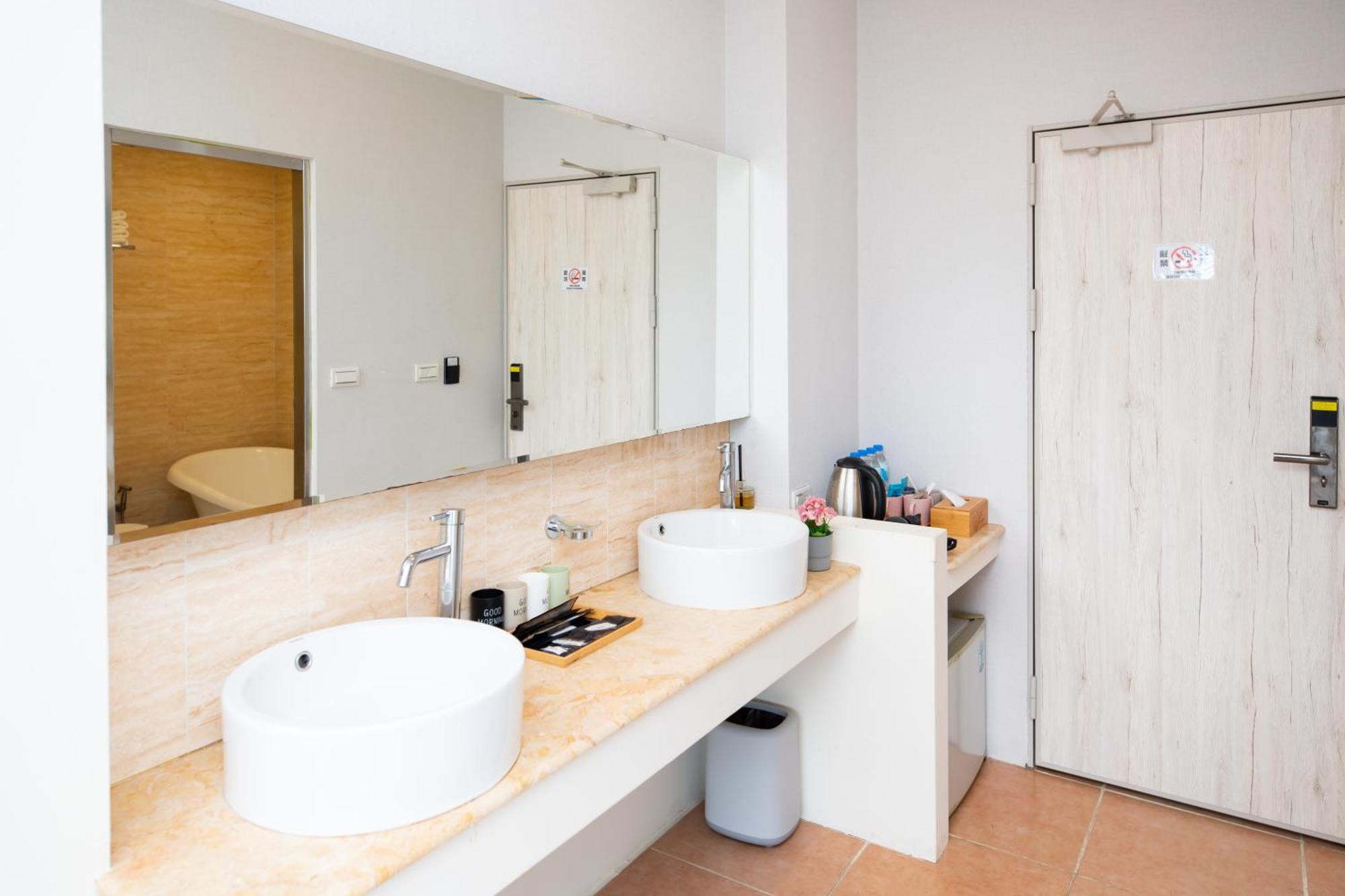 Lovestar Lakeside Hotel - Stars Building Nanwan Δωμάτιο φωτογραφία